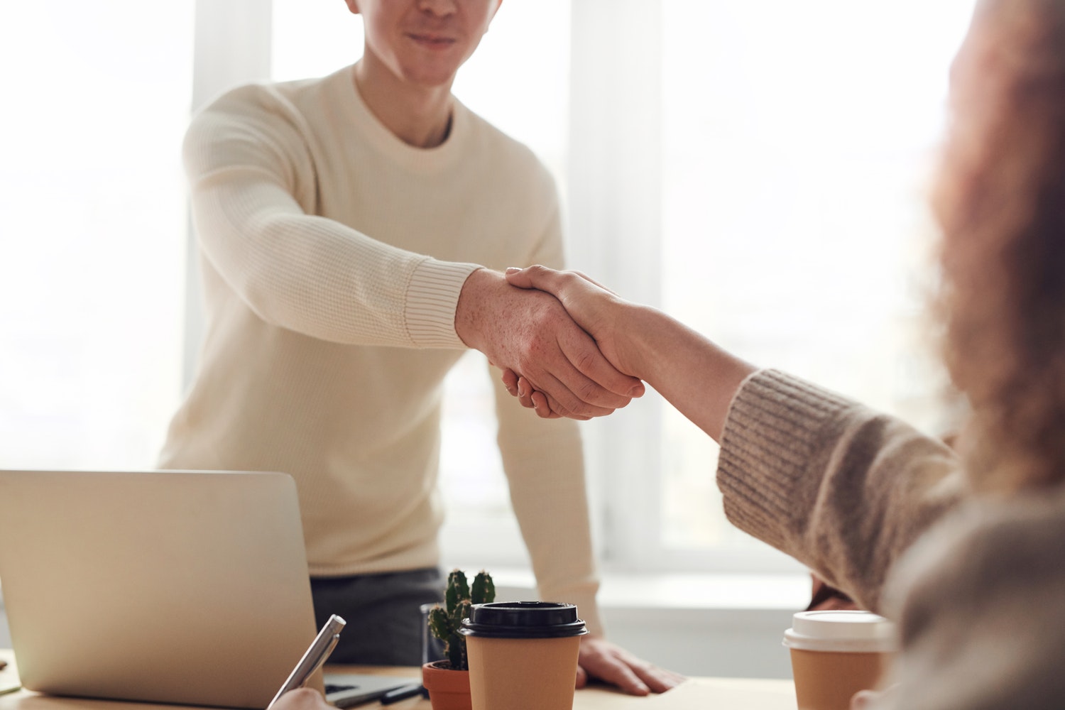 What To Bring To A Job Interview: Our Top 10 Important Items